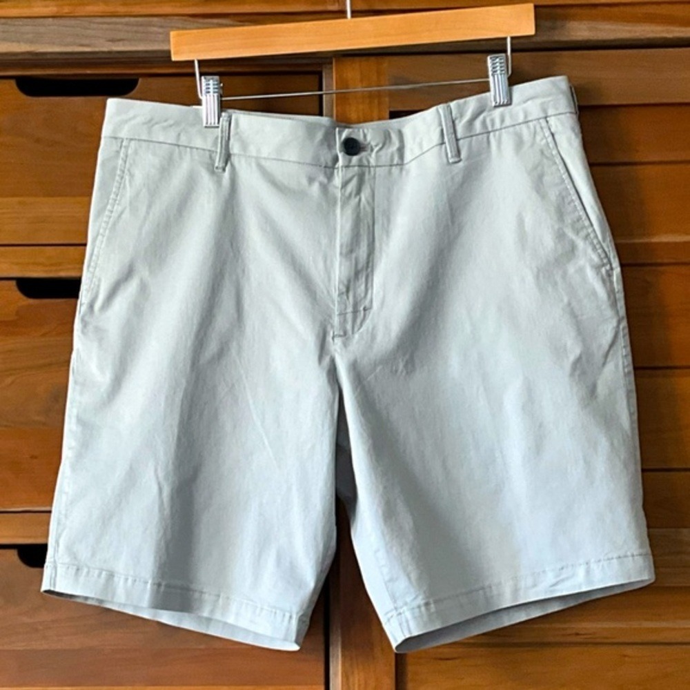 NWT Izod 36 x 9.5  Men's Flat Front Stretch Short  Grey